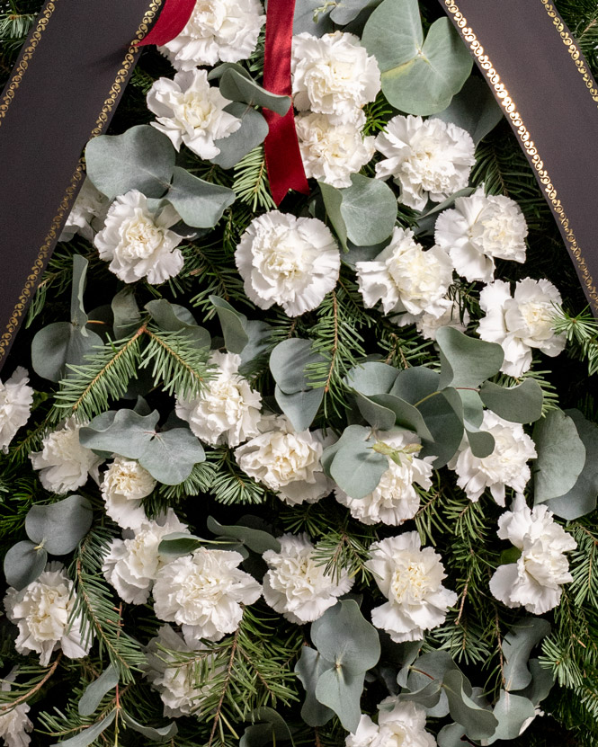 Coroană funerară cu 30 de garoafe albe