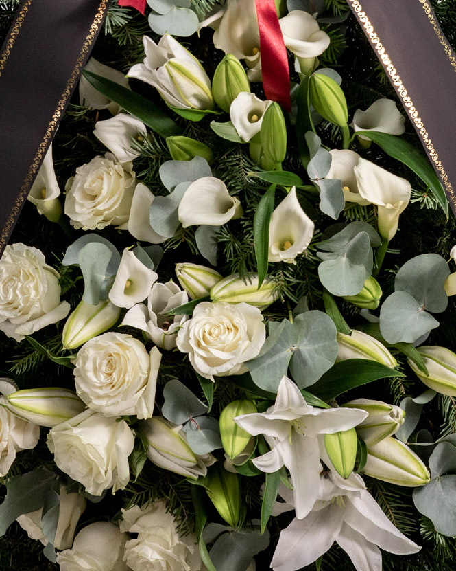 Coroană funerară cu flori albe