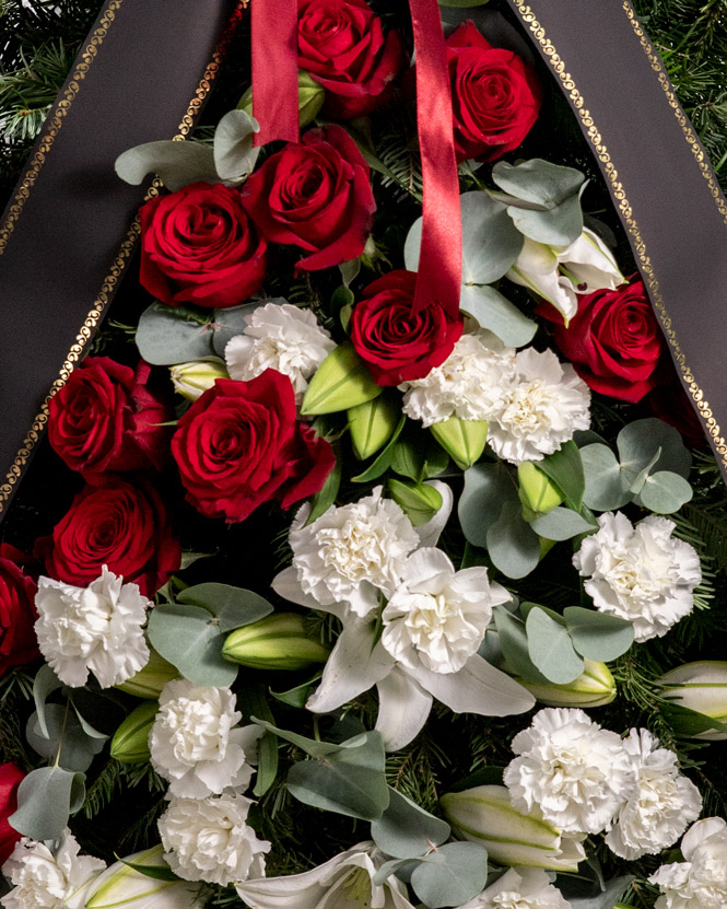 Coroană funerară cu crini si trandafiri roșii
