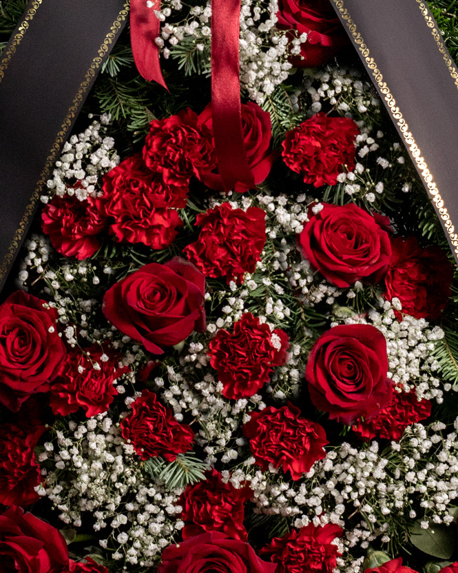 Coroană funerară cu flori roșii 