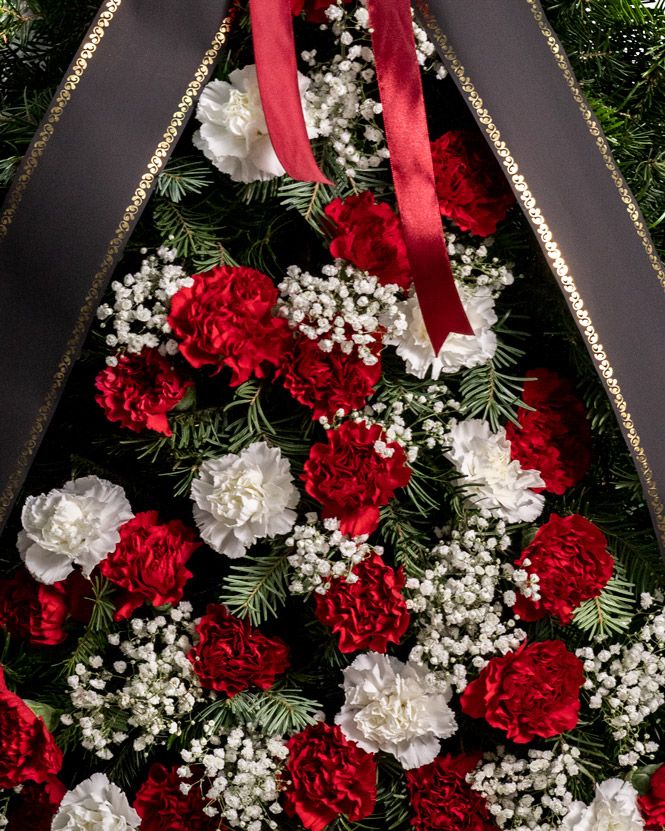 Coroana funerară cu garoafe albe și roșii