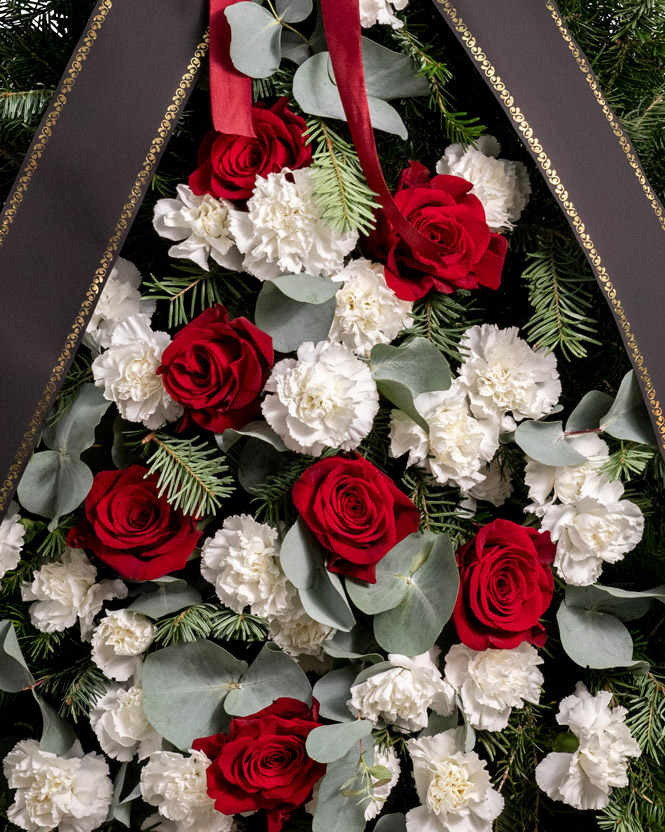 Coroana funerara cu trandafiri si garoafe