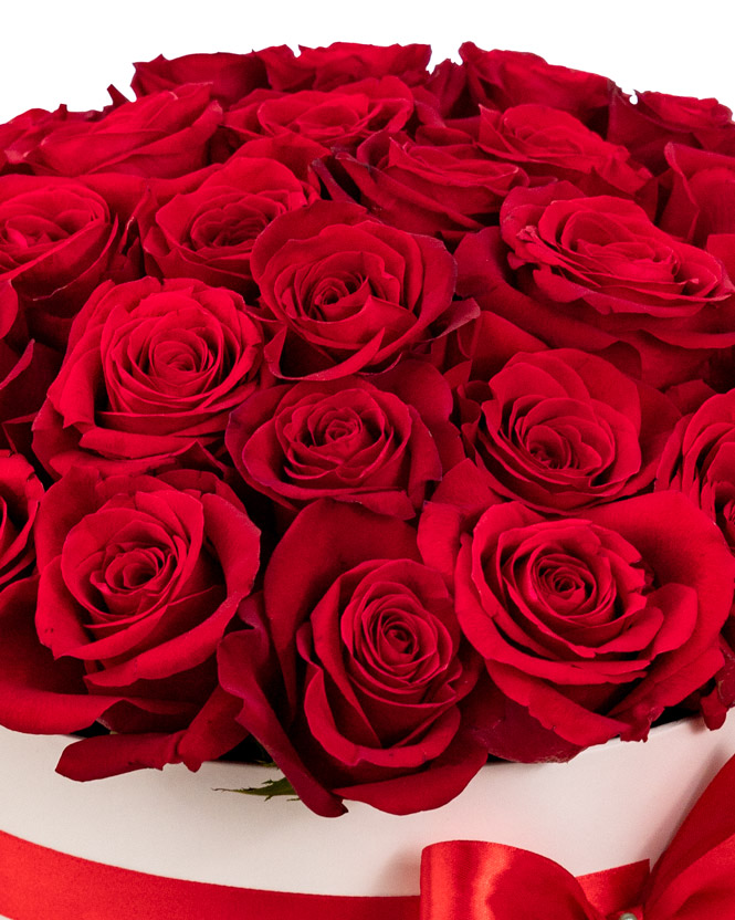 Aranjament în cutie cu trandafiri roşii