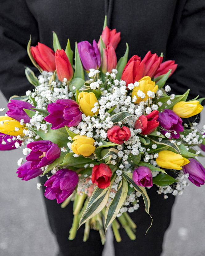 Buchet lalele şi gypsophila