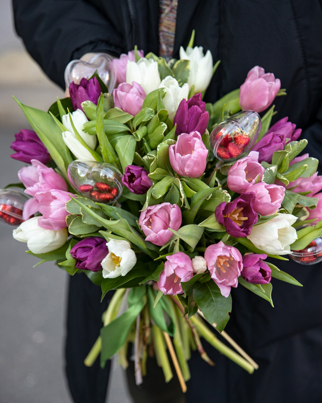 Delicate tulip bouquet