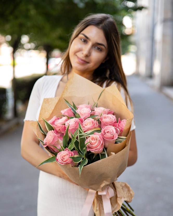 Buchet cu trandafiri roz „Hermosa”