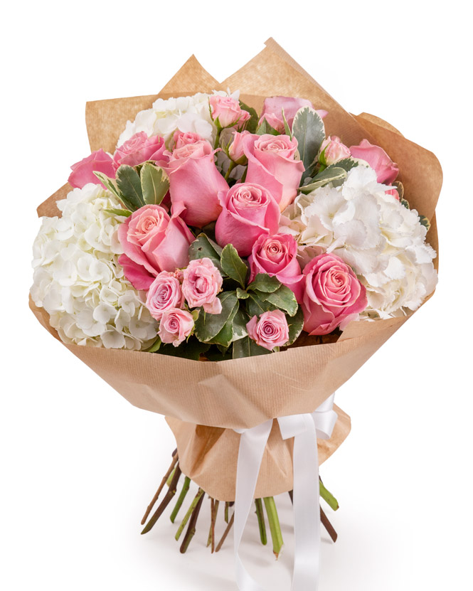 Buchet cu trandafiri roz și hortensie albă