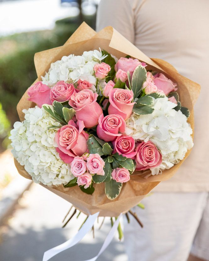 Buchet cu trandafiri roz și hortensie albă