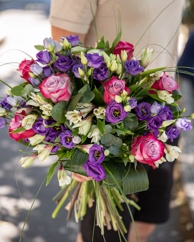 Bouquet with purple roses and lisianthus