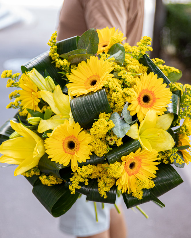 Buchet cu crini și gerbera galbenă