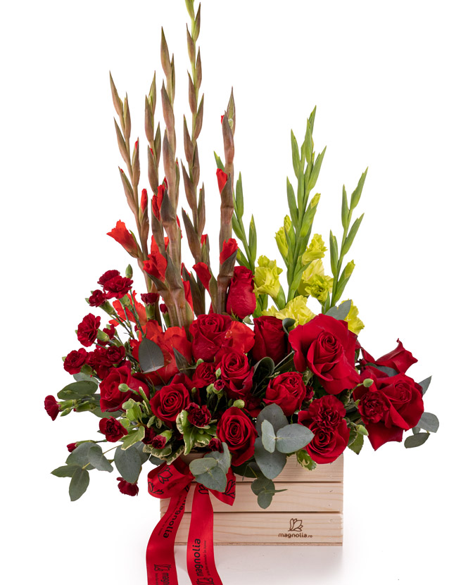Aranjament cu gladiole și trandafiri roșii