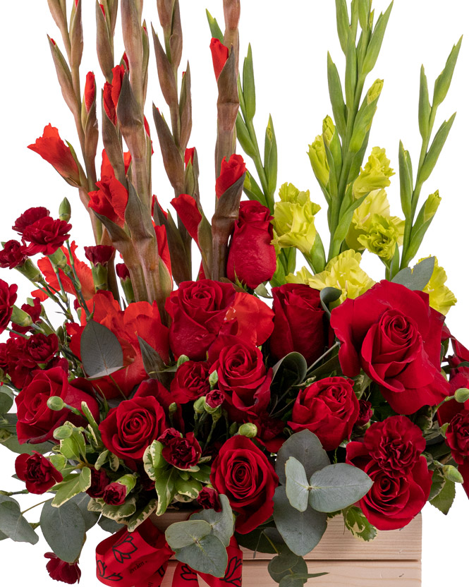 Aranjament cu gladiole și trandafiri roșii