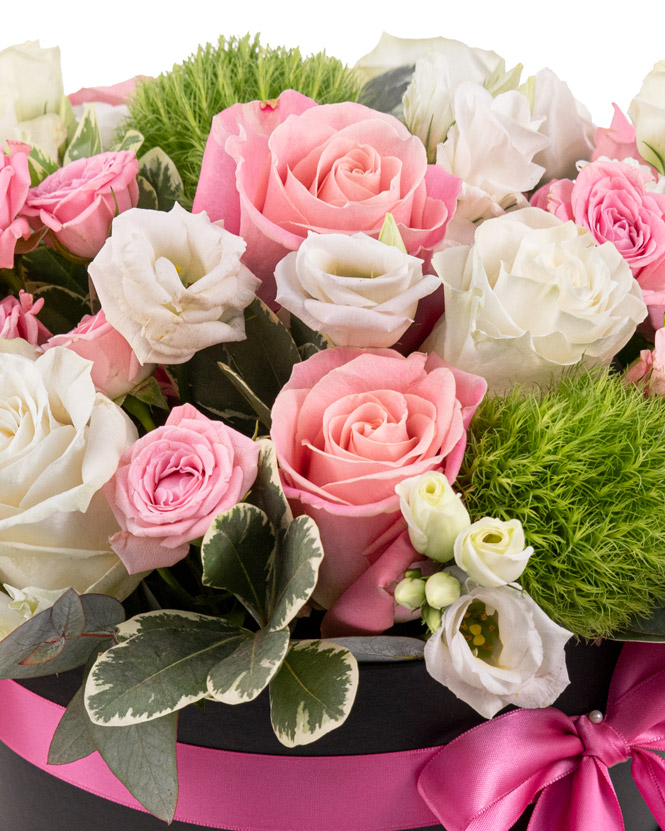 Aranjament cu trandafiri albi si roz „Delicatețe