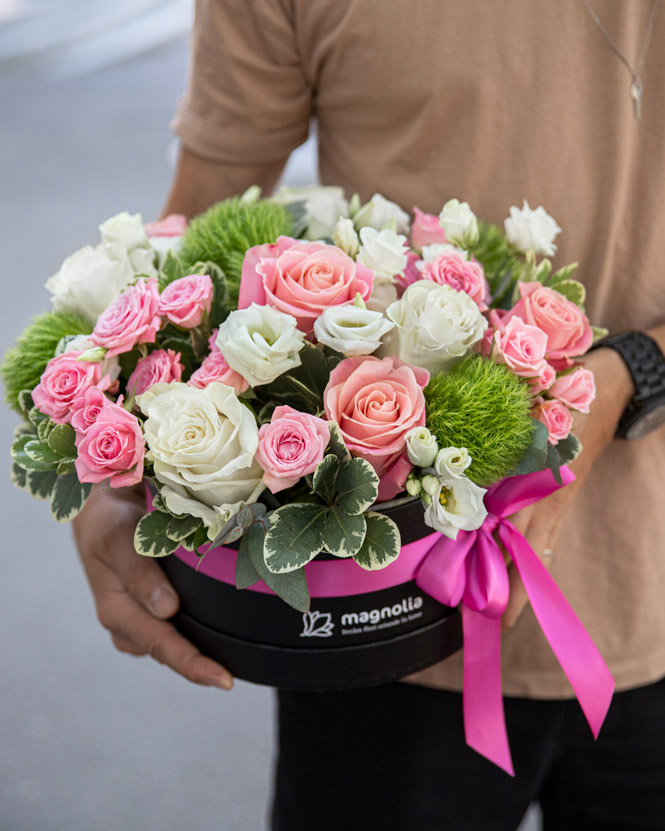 Aranjament cu trandafiri albi si roz „Delicatețe
