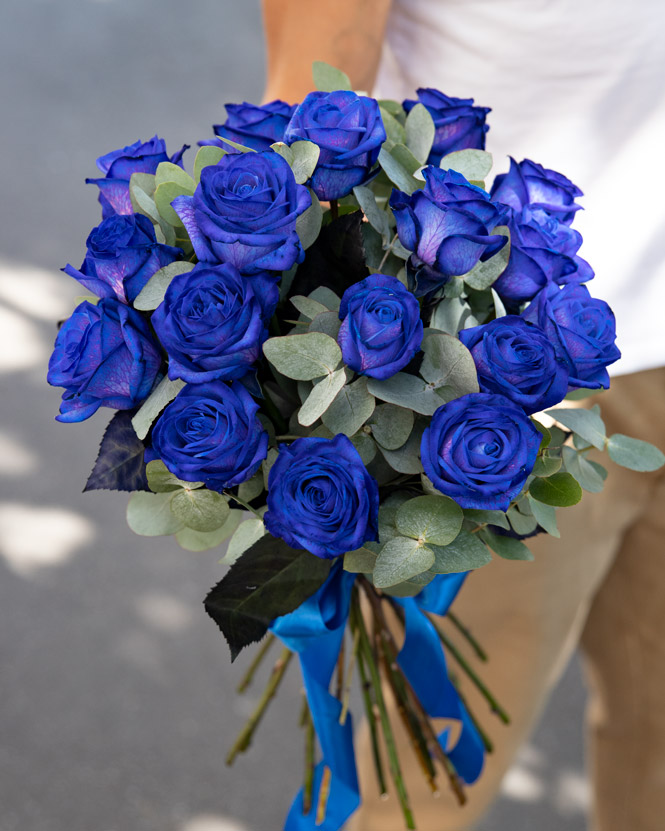 Blue roses bouquet