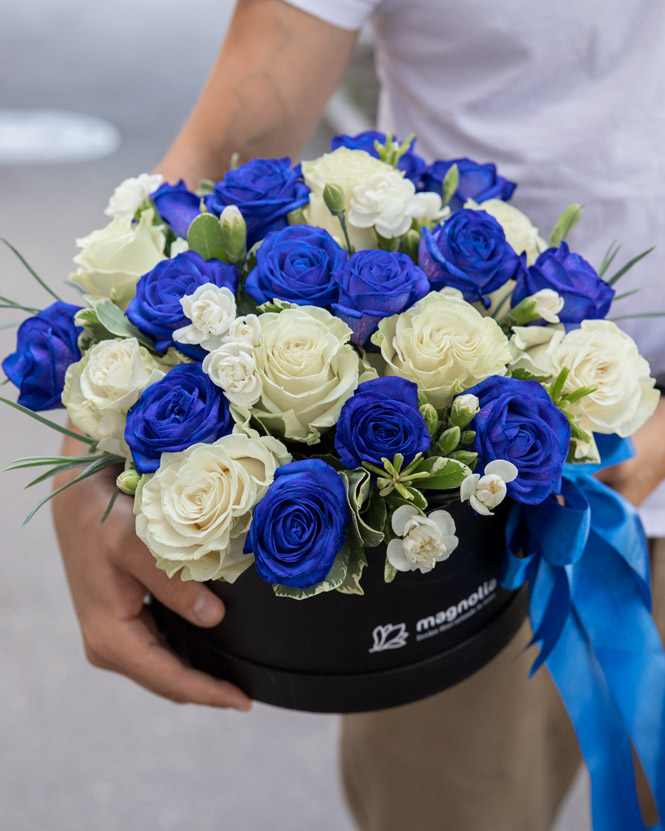 Aranjament cu trandafiri albaștri și albi