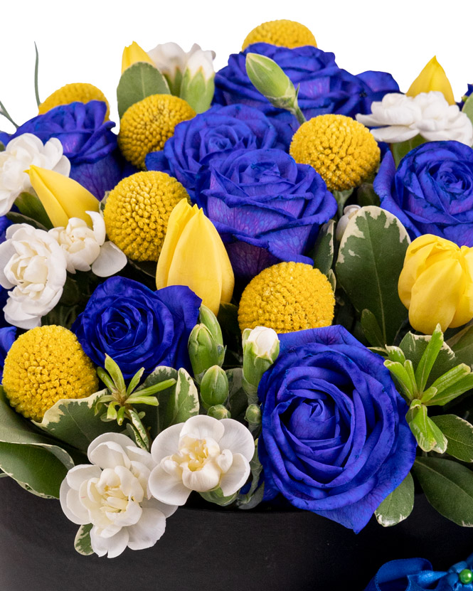 Aranjament cu trandafiri albaștri, lalele și craspedia