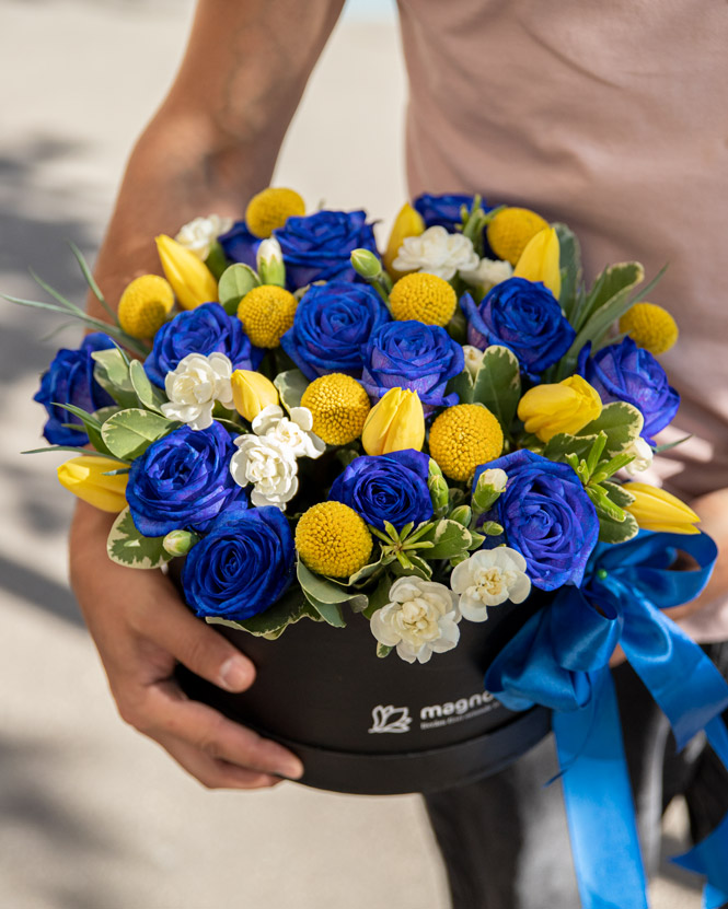 Aranjament cu trandafiri albaștri, lalele și craspedia