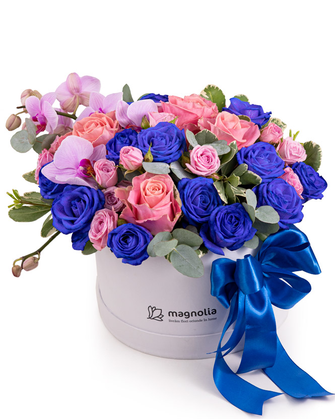 Aranjament cu trandafiri albaștri și orhidee