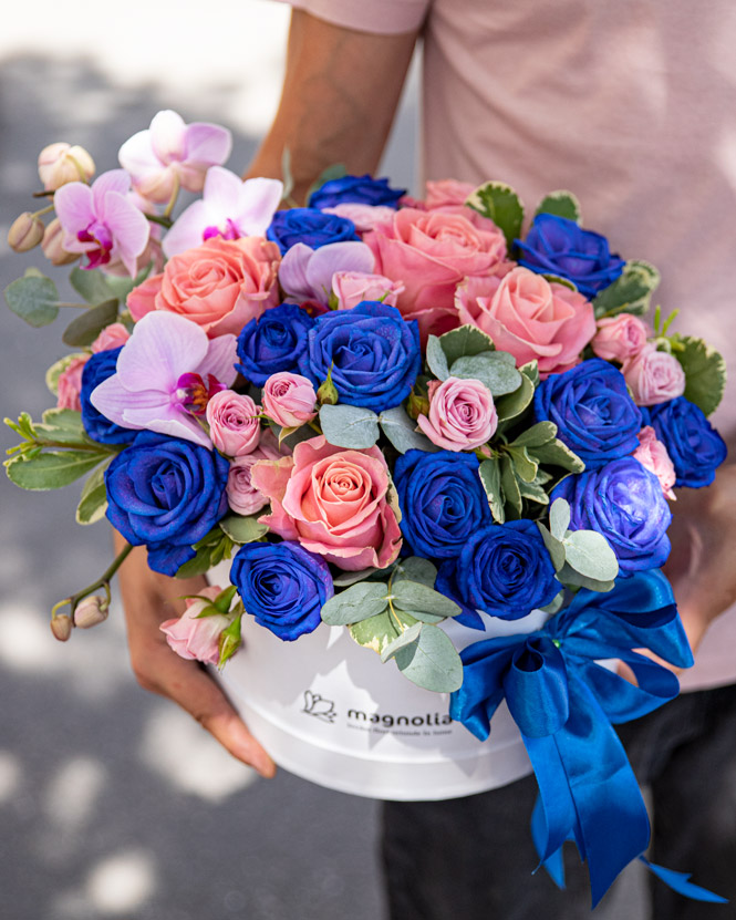Aranjament cu trandafiri albaștri și orhidee