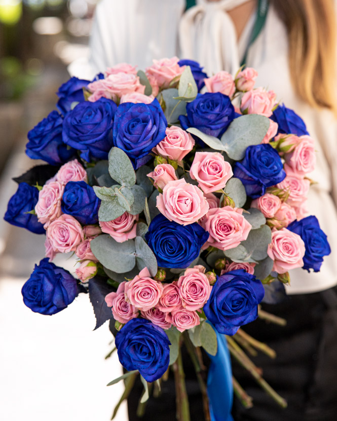 Buchet cu trandafiri albaștri și roz