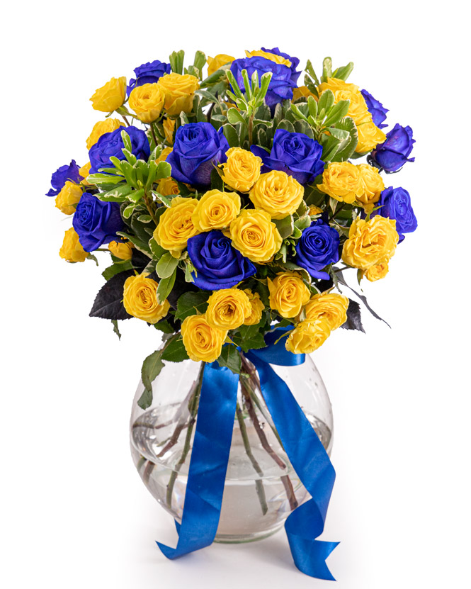 Bouquet of blue and yellow roses