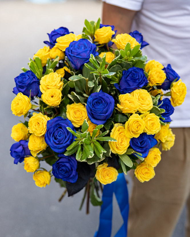 Buchet cu trandafiri albaștri și galbeni