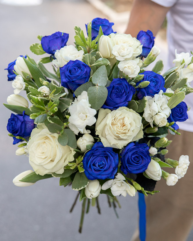 Buchet cu trandafiri albaștri și albi