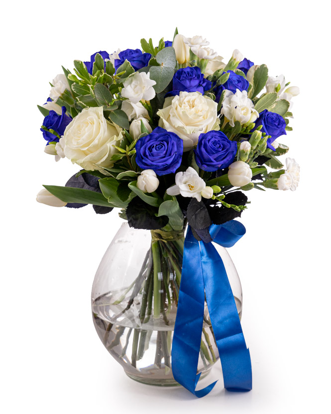 Bouquet of blue and white roses