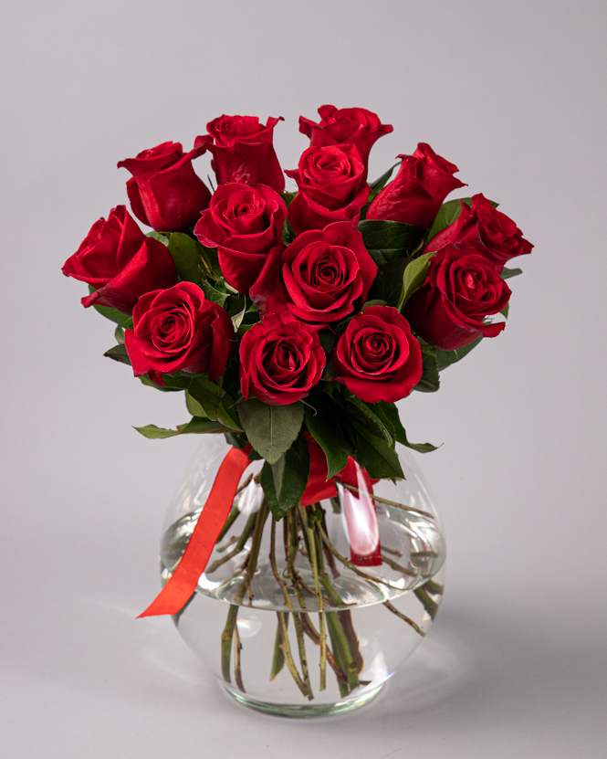 Buchet clasic cu trandafiri roșii 