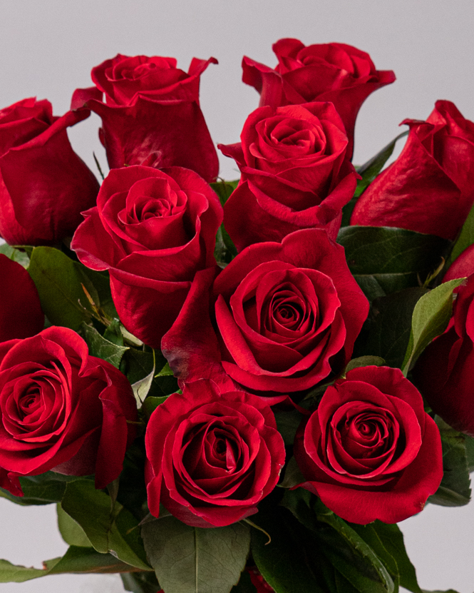Buchet clasic cu trandafiri roșii 