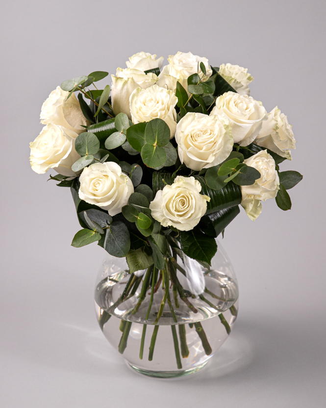 Buchet elegant cu trandafiri albi