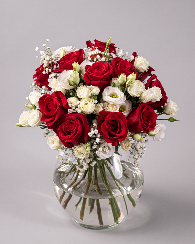Special bouquet with roses and lisianthus