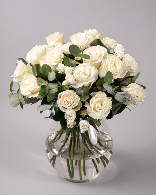 Buchet cu trandafiri albi și verdeață