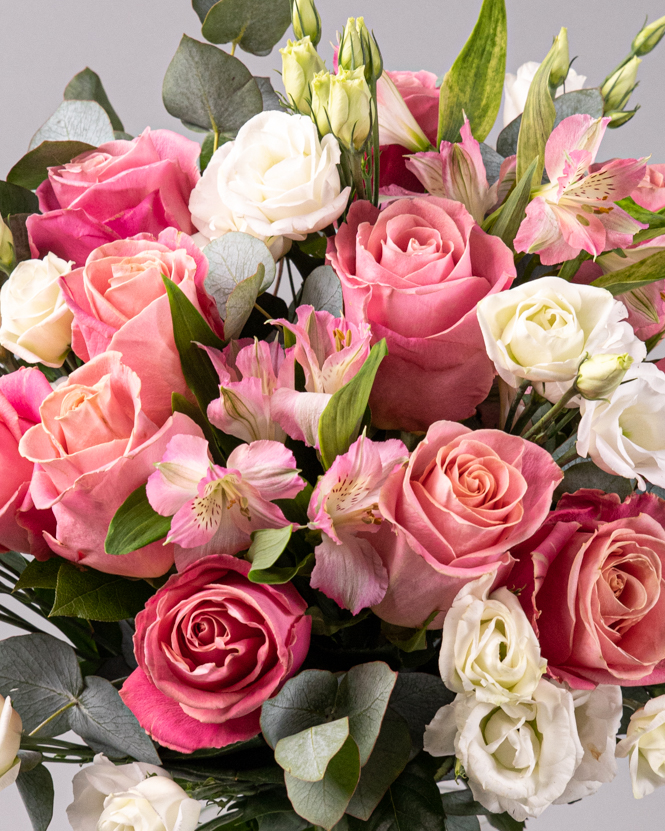 Buchet cu trandafiri roz și lisianthus