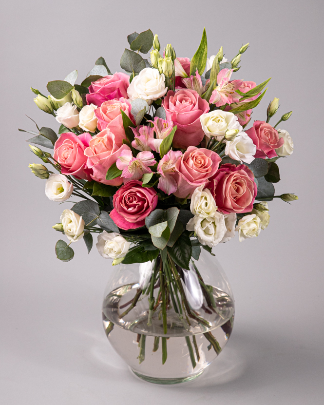 Bouquet of pink roses and lisianthus