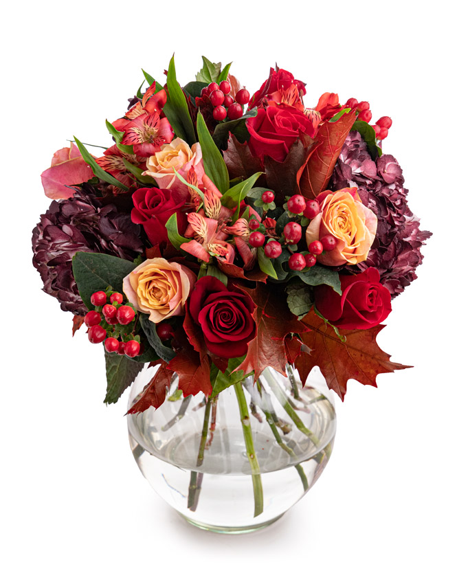 Buchet de trandafiri roșii și hortensii burgundy