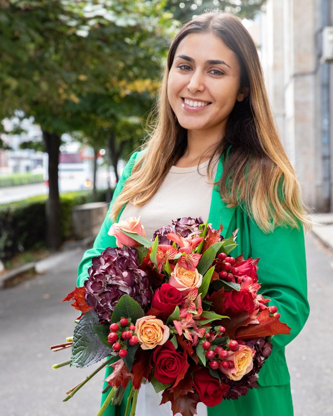 Buchet de trandafiri roșii și hortensii burgundy