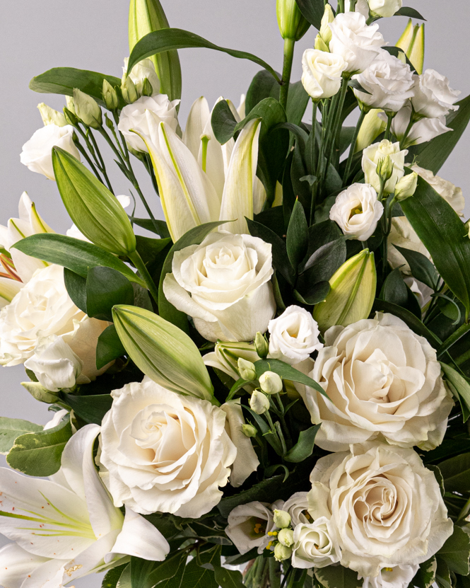 Buchet cu trandafiri albi, crini și lisianthus