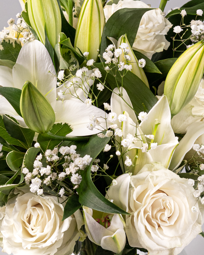 Bouquet of white roses and lilies