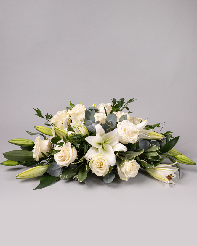 Aranjament funerar cu crini și trandafiri albi