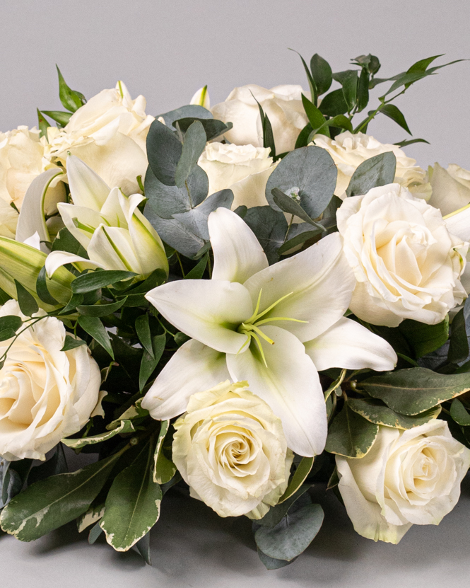 Aranjament funerar cu crini și trandafiri albi