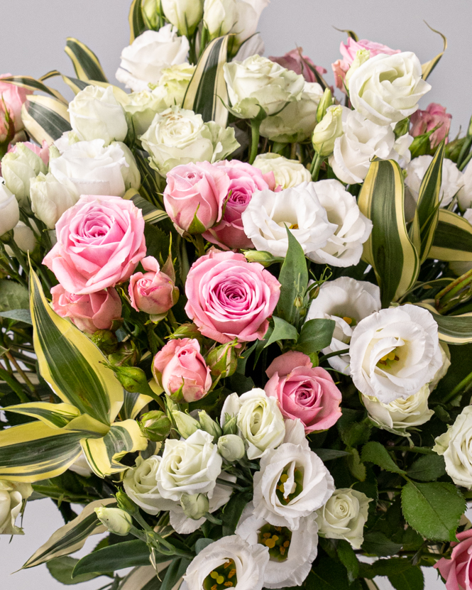 Buchet cu mini trandafiri și lisianthus