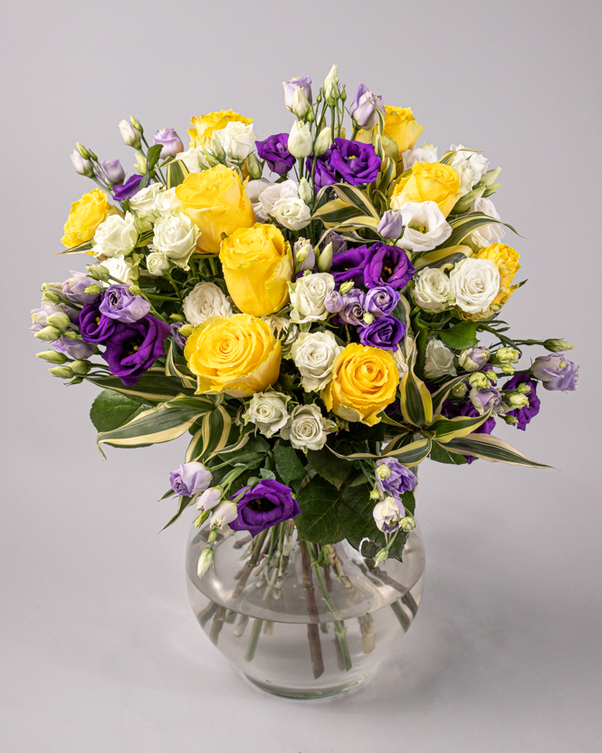 Bouquet of yellow roses and lisianthus