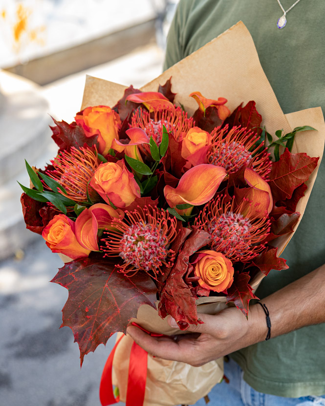 Orange roses and calla lilies bouquet