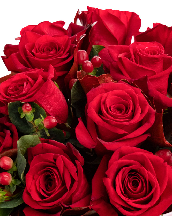 Cutie cu trandafiri roșii și hypericum