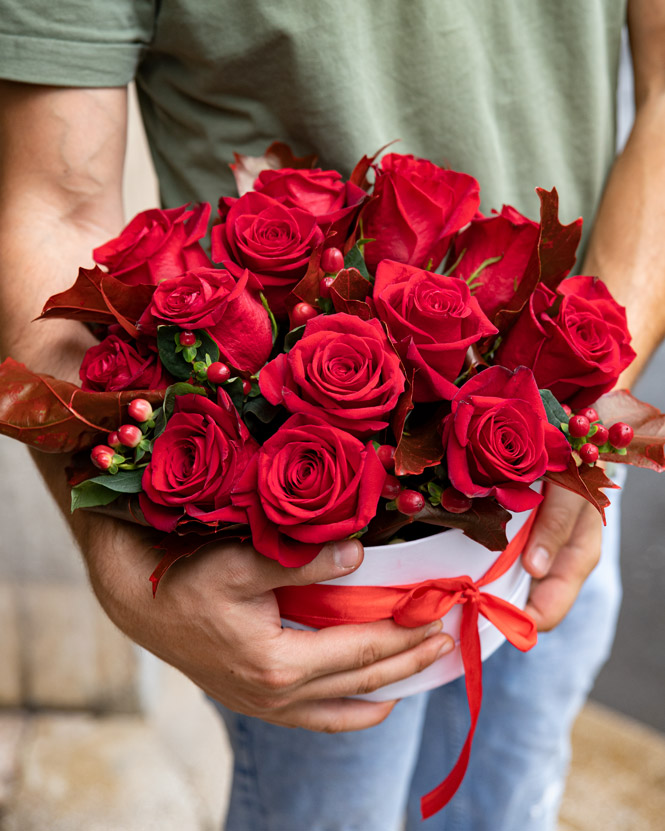 Red roses and hypericum box