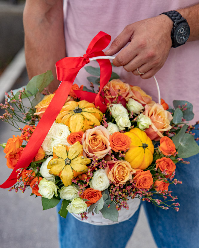 Coșuleț de toamnă cu trandafiri și dovlecei ornamentali