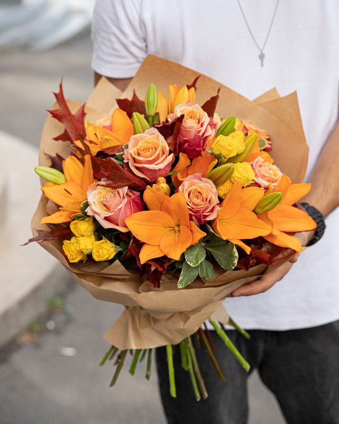 Orange roses and lilies bouquet
