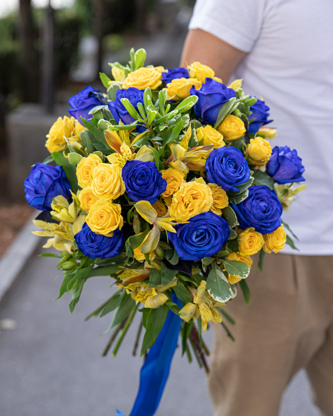 „Vivid Blue” bouqet with blue roses 